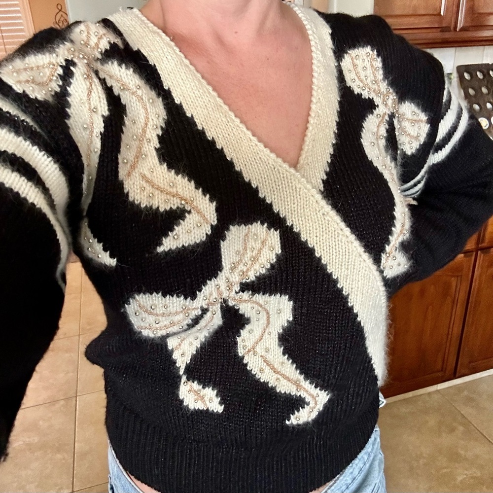 Vintage Knitworks Black and Cream V-Neck Sweater - Picture 5 of 16